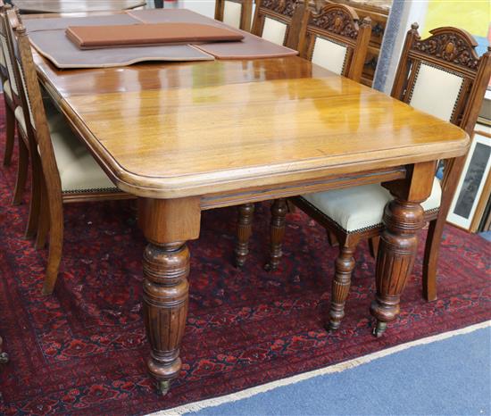 An Edwardian walnut extending dining table, with two leaves extends 227 x 104cm